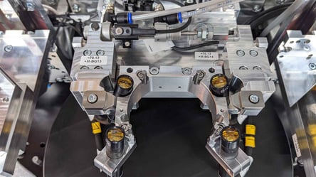 SSL-HD-Scheinwerfer werden mit dieser Justageanlage von MRB optimal justiert.