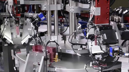 Vermessung von Metallteilen beim optisch-taktilen Messsystem.